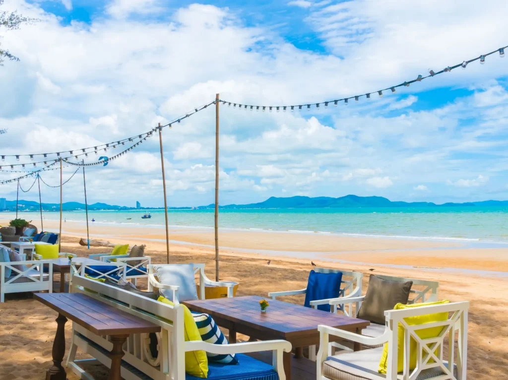 Café recién hecho acompañado de bollería artesanal.